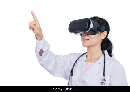 Asiatische Ärztin berühren des Bildschirms von virtual-Reality Brille in isolierten weißen Hintergrund Stockfoto