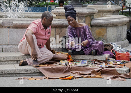 Eine psychische Tarot Karte Leser Geber eine Lesung im Union Square Park in Manhattan, New York City Stockfoto