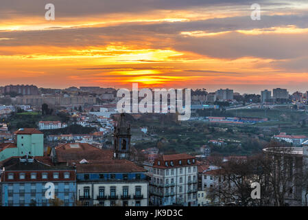 Sonnenuntergang über der Stadt Porto, Portugal. Blick vom Glockenturm Turm Clerigos Kirche Stockfoto