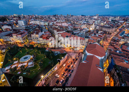 Lissabon-Platz mit einem kleinen Park auf dem Dach des Passeio Dos Clerigos gesehen von Bell Tower Clerigos Kirche in Porto, die zweitgrößte Stadt in Portugal Stockfoto