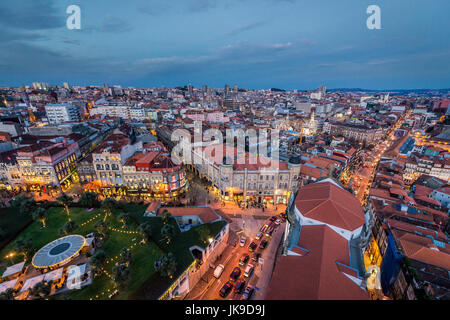 Lissabon-Platz mit einem kleinen Park auf dem Dach des Passeio Dos Clerigos gesehen von Bell Tower Clerigos Kirche in Porto, die zweitgrößte Stadt in Portugal Stockfoto