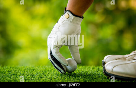 Golf Spieler Hand Rasen Ball Inverkehrbringen Stockfoto