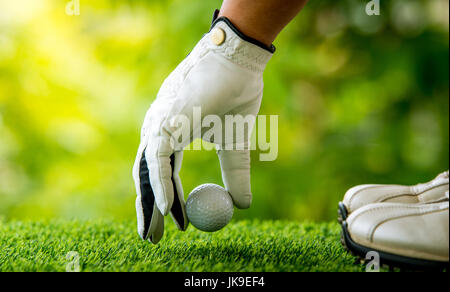 Golf Spieler Hand Rasen Ball Inverkehrbringen Stockfoto