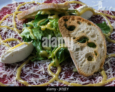 Rindercarpaccio mit Trüffel-Käse Stockfoto