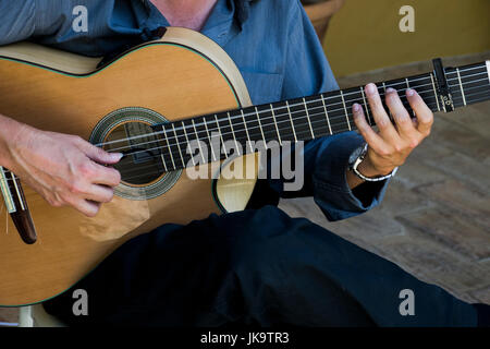 Akustische Gitarre gespielt wird Stockfoto