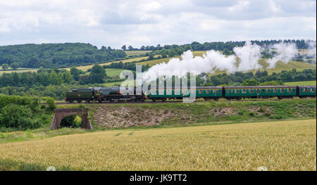 Handelsmarine Klasse 35006 'Halbinsel & orientalische S.N. Co' Pässe Bischöfe Sutton auf der Mitte Hants Eisenbahn. Während der Bahn Ende Sommer Dampf G Stockfoto