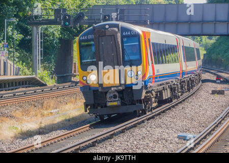 Klasse 444 EMU Desiro Vorortbahn von South West Trains weitergibt 5. Juli 2017 Throuh Farnborouh Station Hampshire. Stockfoto