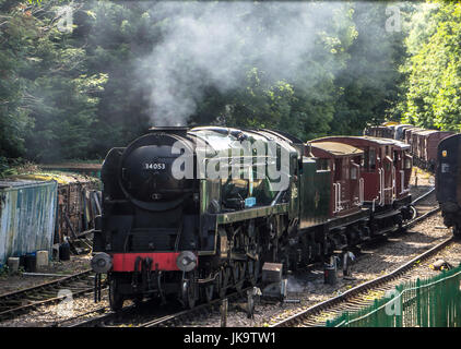 Neu erstellte Schlacht von Großbritannien Klasse Nr. 34053 "Sir Keith Park" mit einem Zug von Breakvans bei Alresford auf der Mitte Hants Bahn während der Eisenbahn Ende o Stockfoto