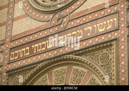 Ungarn, Budapest, Stadtteil Pest, Dohany Utca, Große Synagoge, Fassade, Detail, Ornamente, Schriftzug, Hebräisch, Hauptstadtkulturfonds, Stadt, Tabakgasse, Tabaksynagoge, Dohany Utcai Zsinagoga, Gebäude, Bauwerk Widerstandsmuseum, 1859, Sakralbau, Versammlungsort, Gotteshaus, Baukunst, Glaube, Religion, Jüdisch, Kultur, Sehenswürdigkeit, Außen, Stockfoto