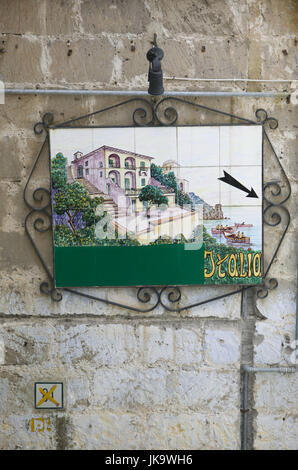 Italien, Kampanien, Amalfiküste, Positano, Kachelbild, "Italia" Süditalien, Reiseziel, Haus, Fassade, Mauer, Bild, Kacheln, Fliesen, Fliesenbild, Gemalt, Mediterran, Pfeil, Wegweiser, Hinweis, Stockfoto