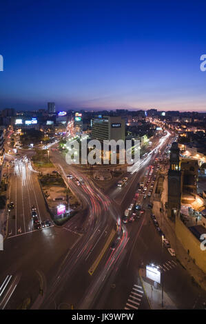 Marokko, Casablanca, Platz der Vereinten Nationen, Straßen, Verkehr, Lichtspuren, Abend, Stadt, Zentrum, Häuser, Architektur, Gebäude, Hotel, Hotelgebäude, Hyatt Hotel, Uhrturm, Turm, Mehrspurig, Straßenverkehr, Lichter, Außen, Himmel, Blau, Stockfoto