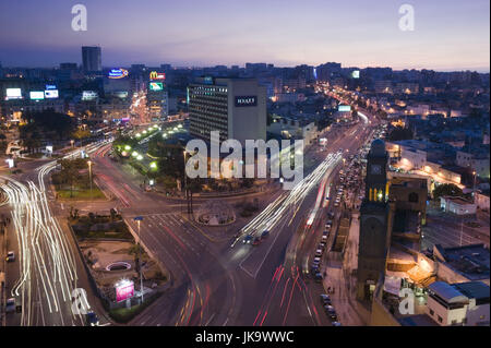 Marokko, Casablanca, Platz der Vereinten Nationen, Straßen, Verkehr, Lichtspuren, Abend, Stadt, Zentrum, Häuser, Architektur, Gebäude, Hotel, Hotelgebäude, Hyatt Hotel, Uhrturm, Turm, Mehrspurig, Straßenverkehr, Lichter, Außen, Stockfoto