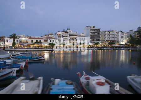 Griechenland, Kreta, Agios Nikolaos, Stadtansicht, Restaurants, Abenddämmerung, Stockfoto