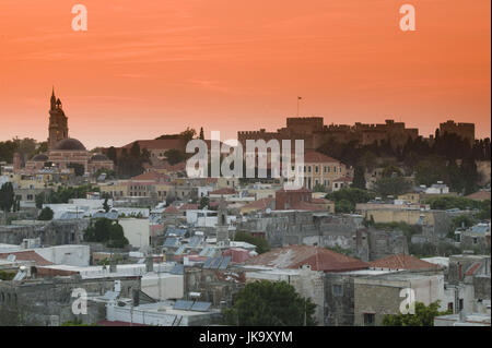 Griechenland, Rhodos, Rhodos-Stadt, Altstadt, Großmeisterpalast, Dämmerung, Stockfoto