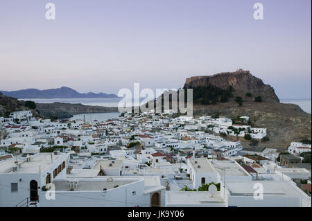 Griechenland, Rhodos, Lindos, Ortsübersicht, Akropolis, Abendlicht, Stockfoto