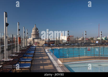 Kuba, Havanna, Havanna Vieja, Neubau des Hotel Parque Central, Pool auf dem Dach Stockfoto