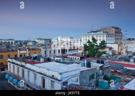 Kuba, Cienfuegos Provinz Cienfuegos, Stadt erhöhte Sicht, Dämmerung Stockfoto