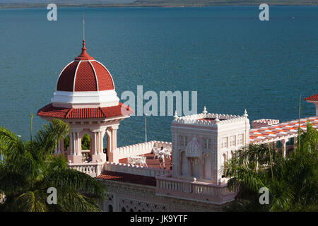 Kuba, Cienfuegos Provinz, Cienfuegos, Punta Gorda, Palacio de Valle, ehemalige Zucker Baron Mansion, erhöhten Blick, am späten Nachmittag Stockfoto