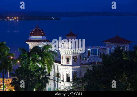 Kuba, Cienfuegos Provinz, Cienfuegos, Punta Gorda, Palacio de Valle, ehemalige Zucker Baron Mansion, erhöhten Blick, Dämmerung Stockfoto