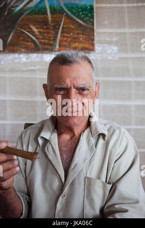 Kuba, Provinz Pinar Del Rio, San Luis, Alejandro Robaina Tabak-Plantage, älterer Mann mit kubanischen Zigarre, NR Stockfoto