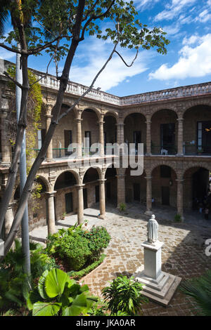 Kuba, Havanna, Havanna Vieja, Plaza de Armas, Museo De La Ciudad Museum, Hof-Statue von Christopher Columbus Stockfoto