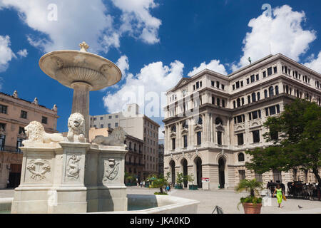 Kuba, Havanna, Havanna Vieja, Plaza de San Francisco de Asis, Lonja del Commercio Gebäude und Fuente de Los Leones Brunnen Stockfoto