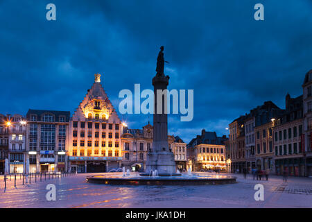 Frankreich, Region Nord-Pas de Calais, Nord-Abteilung, Französisch-Flandern-Bereich, Lille, großen Platz-General de Gaulle, La Voix du Nord Zeitung Gebäude, Dämmerung Stockfoto