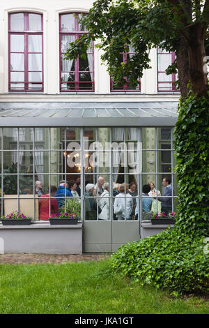 Frankreich, Region Nord-Pas de Calais, Nord-Abteilung, Französisch-Flandern-Bereich, Lille, Maison Natale Charles de Gaulle, Geburtsort von Charles de Gaulle Museum, Haus mit Reisegruppe, NR Stockfoto