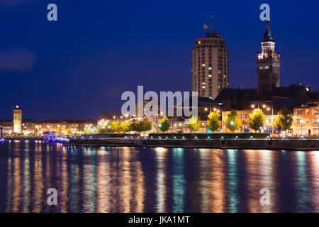 Frankreich, Region Nord-Pas de Calais, Nord-Abteilung, Französisch-Flandern-Bereich, Dunkerque, Blick auf die Stadt vom Hafen Bassin du Commerce dusk Stockfoto