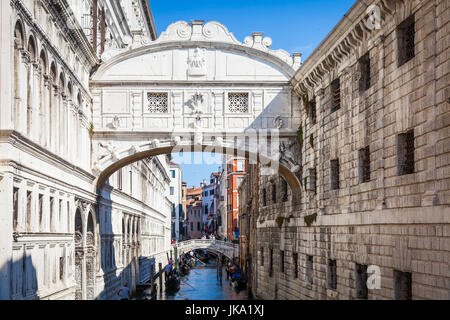Venedigs berühmte Seufzerbrücke wurde von Antonio Contino entworfen und wurde zu Beginn des siebzehnten Jahrhunderts gebaut Stockfoto
