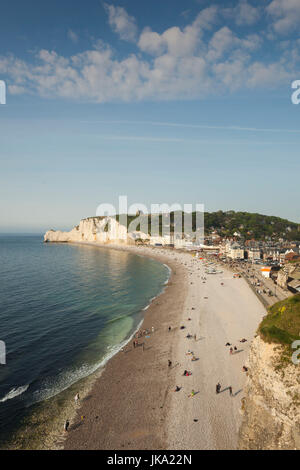 Frankreich, Normandie, Seine-Maritime Abteilung, Etretat, erhöhten Blick auf Stadtstrand Stockfoto