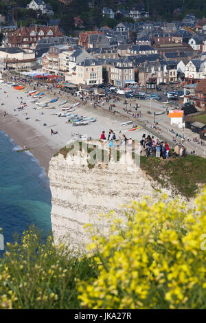 Frankreich, Normandie, Seine-Maritime Abteilung, Etretat, erhöhten Blick auf Stadtstrand Stockfoto