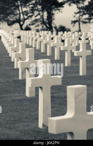 Frankreich, Normandie, Calvados Abteilung, d-Day Strände Gegend, Colleville-Sur-Mer, Normandie amerikanische Friedhof und Denkmal, kreuzt Christian markieren die Gräber der gefallenen US-Soldaten Stockfoto