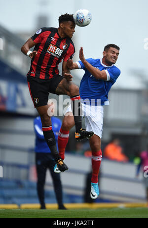 Portsmouth Gareth Evans (rechts) Schlachten mit AFC Bournemouth Tyrone Mings während der Vorsaison Freundschaftsspiel im Fratton Park, Portsmouth. Stockfoto