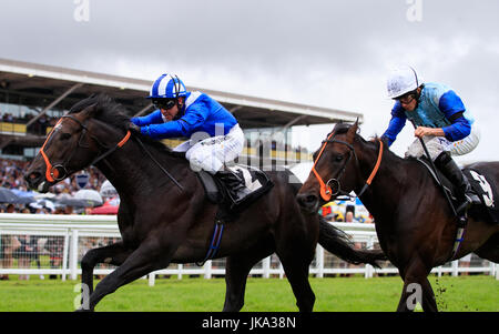 Alkhalifa (links) geritten von Jim Crowley kommt nach Hause gewinnt den bet365-Anfänger-Einsätzen (Plus 10) an Newbury Racecourse. Stockfoto