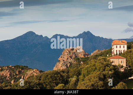 Frankreich, Korsika, Departement Corse-du-Sud, Calanche Region, Piana, Blick auf die Stadt mit Bergen, Sonnenuntergang Stockfoto