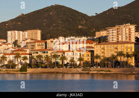 Frankreich, Korsika, Departement Corse-du-Sud, Korsika West Coast Region, Ajaccio, Blick auf die Stadt vom Meer entfernt Stockfoto