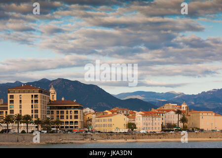 Frankreich, Korsika, Departement Corse-du-Sud, Korsika West Coast Region, Ajaccio, Blick auf die Stadt vom Meer entfernt Stockfoto