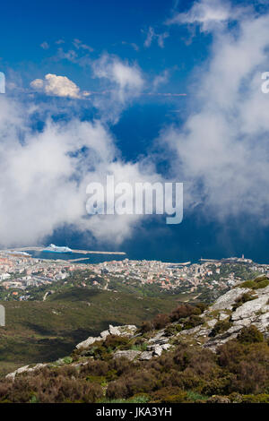 Frankreich, Korsika, Haute-Corse Abteilung, Le Cap Corse, Bastia Bereich, Gebirge Serra de Pigno, erhöhten Blick auf Bastia mit Wolken Stockfoto