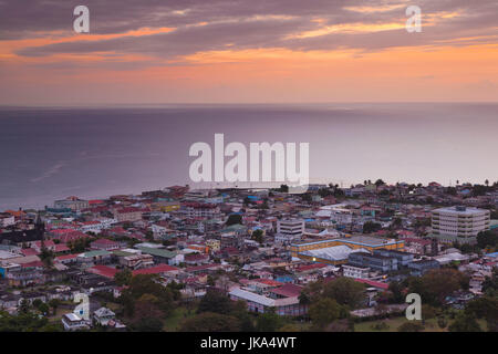 Dominica, Roseau, Blick auf die erhöhten Stadt, Dämmerung Stockfoto