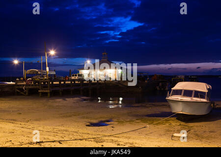 Bahamas, Eleuthera Insel, Harbour Island, Dunmore Town, Blick auf den Hafen, Dämmerung Stockfoto