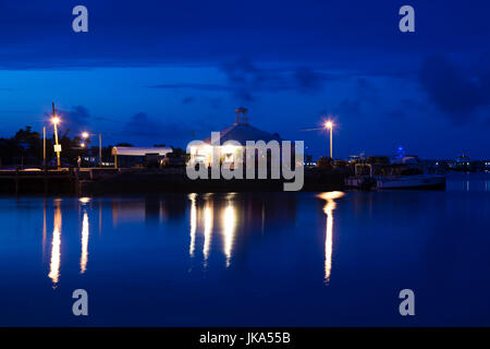 Bahamas, Eleuthera Insel, Harbour Island, Dunmore Town, Blick auf den Hafen, Dämmerung Stockfoto