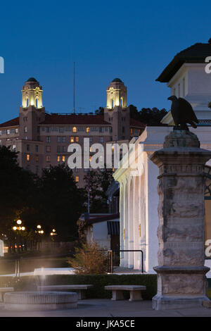 USA, Arkansas, heiße Quellen, Bathhouse Row, Maurice Bathhouse und The Arlington Hotel dusk Stockfoto