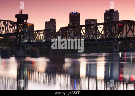 USA, Arkansas, Little Rock, die Skyline der Stadt vom Arkansas River, Dämmerung Stockfoto