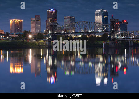 USA, Arkansas, Little Rock, die Skyline der Stadt vom Fluss Arkansas Morgendämmerung Stockfoto