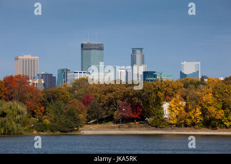 USA, Minnesota, Minneapolis, Skyline der Stadt vom Lake Calhoun, Herbst Stockfoto