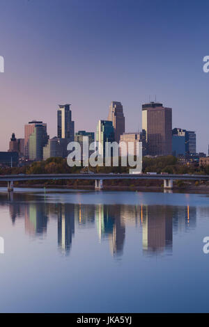 USA, Minnesota, Minneapolis, Skyline vom Fluss Mississippi zu dämmern Stockfoto