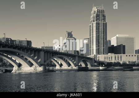 USA, Minnesota, Minneapolis, Skyline mit Third Avenue Bridge vom Mississippi River, der Morgendämmerung Stockfoto