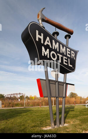 USA, Nebraska, Kearney, große Platte River Road Torbogen Denkmal, Schilder für das Hammer-Motel Stockfoto