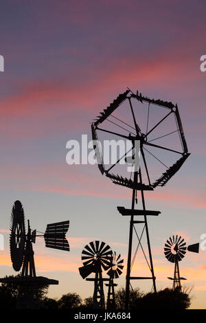 Vintage Bauernhof Windmühlen, Abenddämmerung, Elk City, Oklahoma, USA Stockfoto